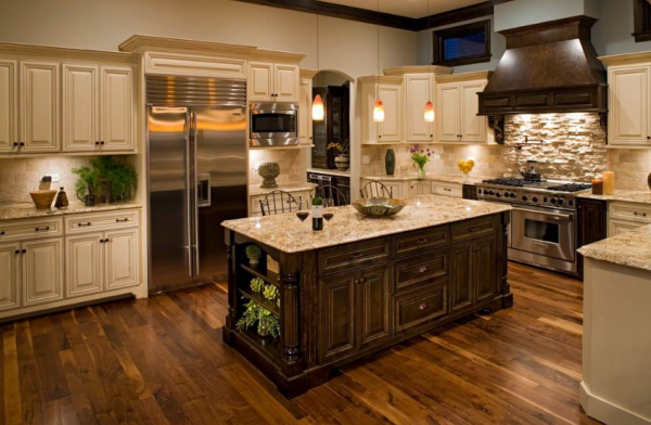 Dapur dengan peralatan berwarna perunggu dan backsplash keramik klasik